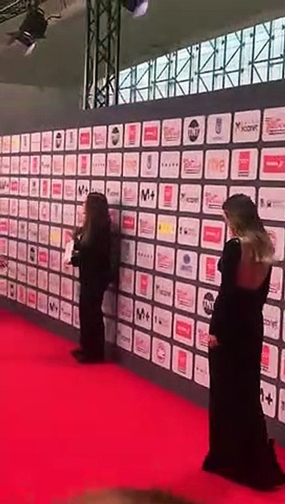 Belinda luce deslumbrante en su aparición en la alfombra roja de los Premios Platino