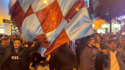 Trabzonsporlu taraftarlar şampiyonluğu kutladı