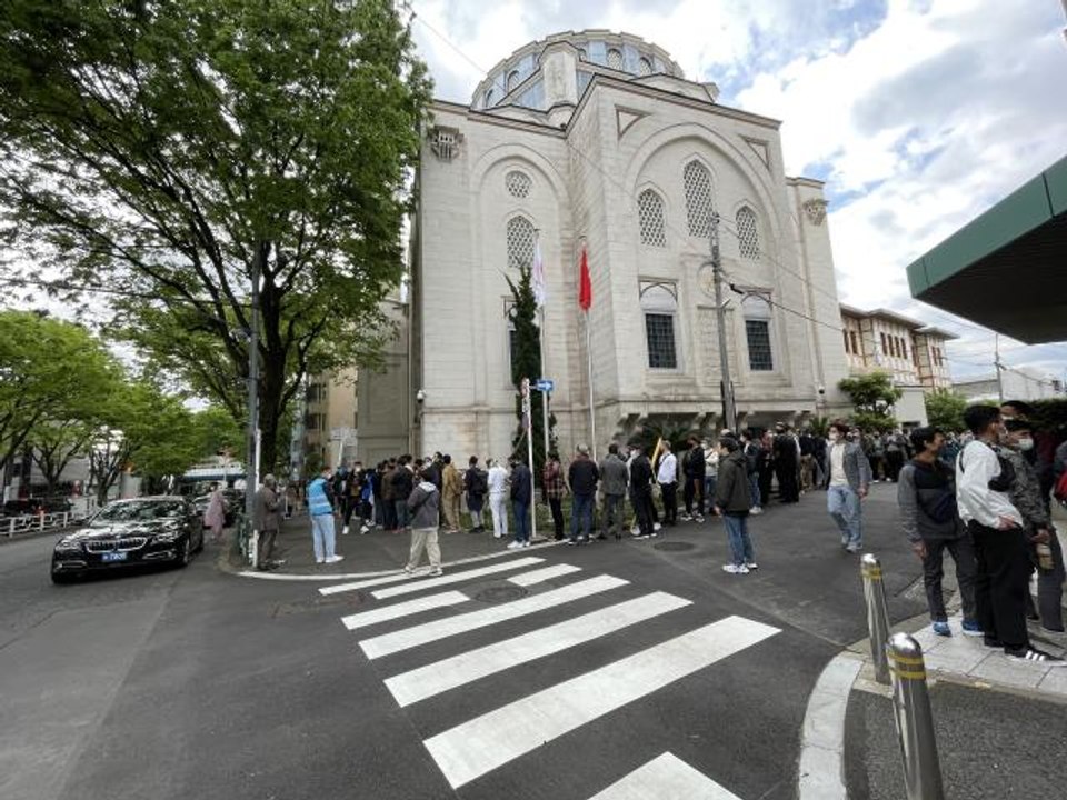 Tokyo Camisi'nde bayram namazı kılındı