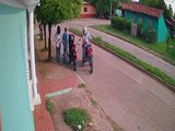 VIDEO| Ladrones con arma en mano le roban la motocicleta a empleado de delivery en Choluteca