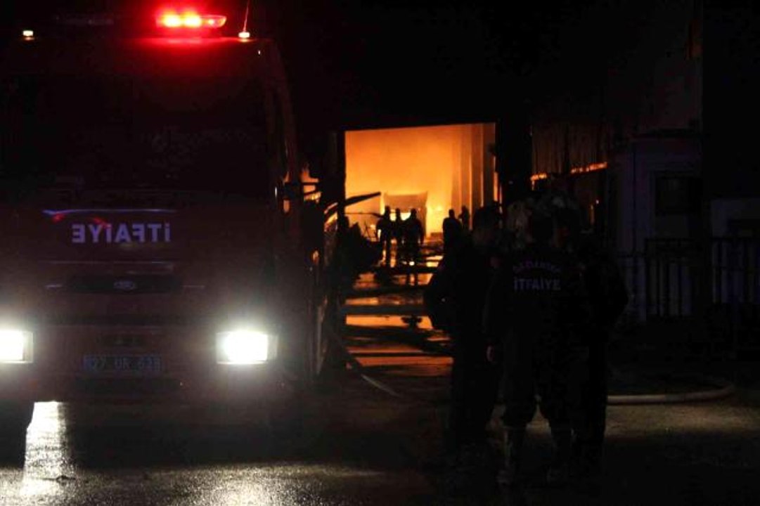 Geri dönüşüm fabrikasındaki yangın kontrol altına alındı