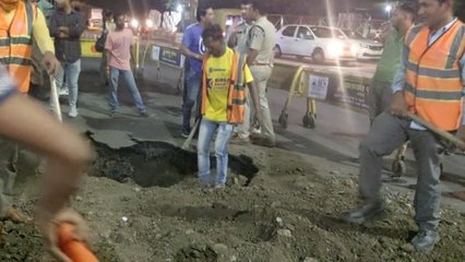 राजधानी में 2 महीने पहले बनी हुई सड़क पर हुआ 10 फीट गहरा गड्ढा : मध्य प्रदेश