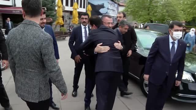 Cumhurbaşkanı Yardımcısı Oktay, bayram namazını Hacı Bayram Veli Camisi'nde kıldı
