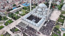 Fatih Camii'nde bayram namazı havadan görüntülendi