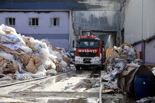 Son dakika haber: GAZİANTEP'TE GERİ DÖNÜŞÜM FABRİKASINDAKİ YANGIN 7 SAATTE KONTROL ALTINDA