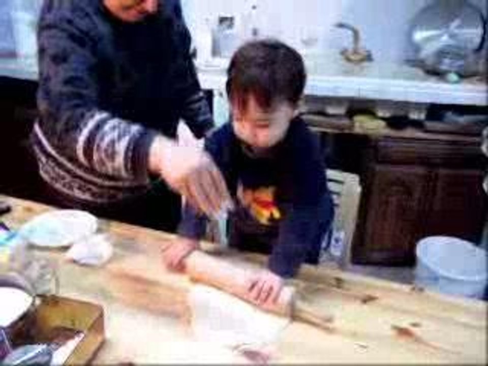 Titi, 1 an et demi, fait des pizzas