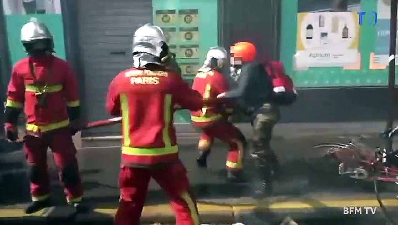 Regardez les  images révoltantes d'un pompier qui se fait frapper par une femme avec un casque orange alors qu'il tente d'éteindre un feu de poubelles