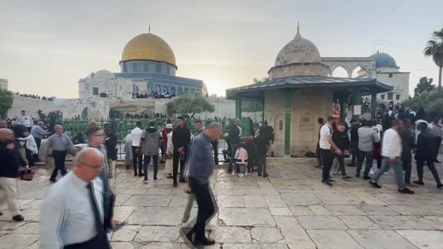 Mescid-i Aksa'da 200 bin kişi bayram namazını kıldı