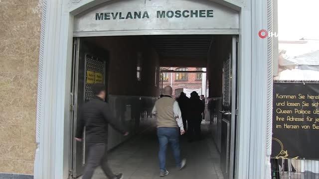 Berlin'de bayram namazı kılındıAlmanya'da 2 bin 800 cami ve mescit bayram namazı için doldu taştı