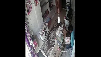 VIDEO: दो दिन पहले नौकरी पर रखे कारीगर में लगाया गोल्ड का चूना, सीसीटीवी में हुआ कैद