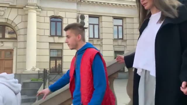 La actriz Angelina Jolie visita un refugio para niños ucranianos en la ciudad de Leópolis