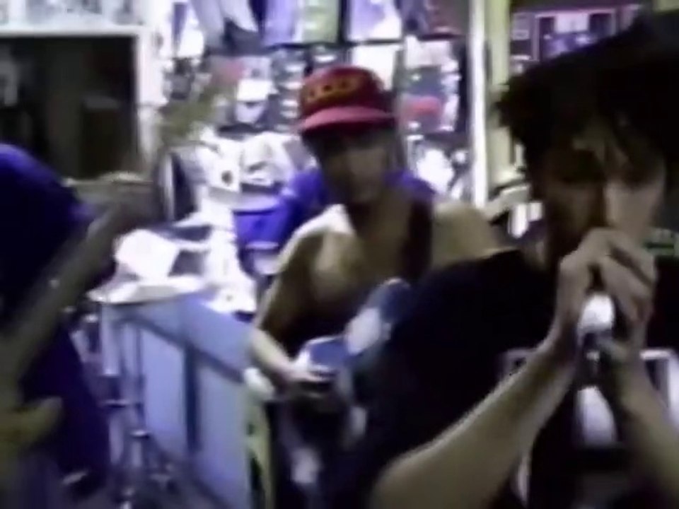 En 1992 Rage Against The Machine joue dans un magasin de musique