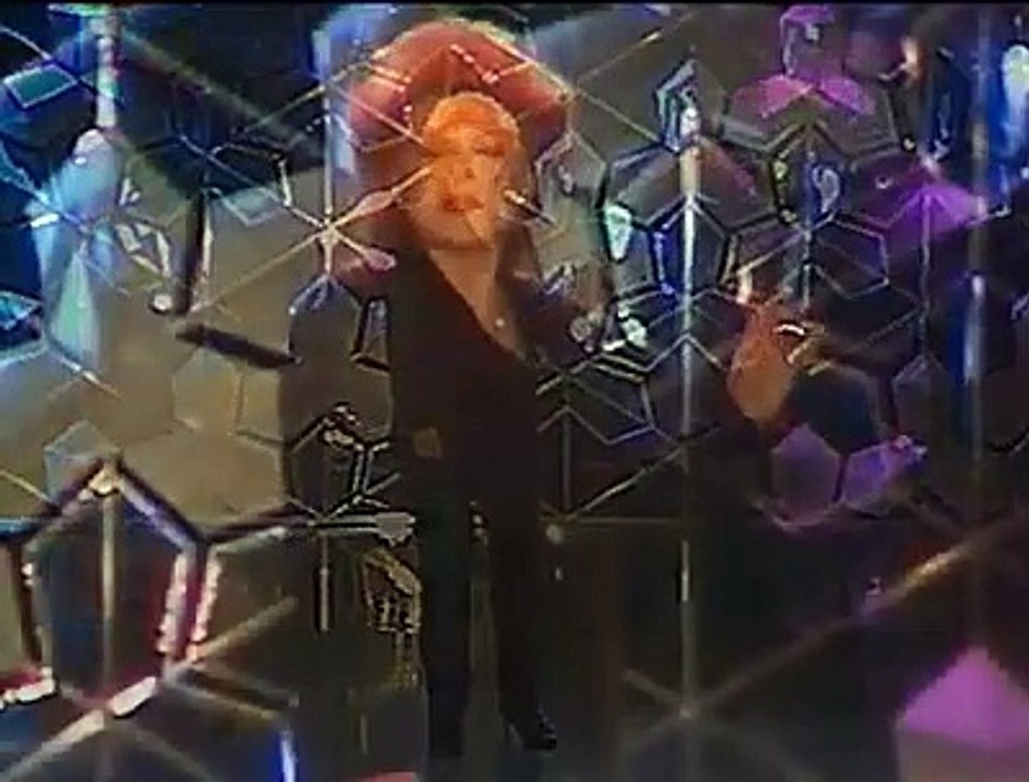 Régine chante "Les P'tits Papiers" à la télévision