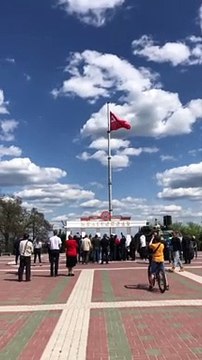 Una bandiera russa sventola sulla città ucraina di Mariupol