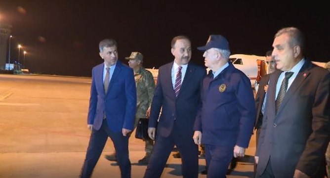 Bakan Akar, beraberindeki TSK Komuta Kademesi ile Şanlıurfa'daki harekat merkezinde Açıklaması