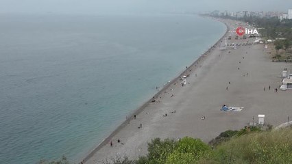 Antalya'nın dünyaca ünlü sahilinde bayram yoğunluğu