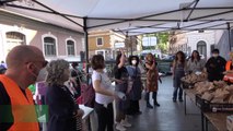 Contro lo spreco e le nuove poverta': al mercato Esquilino di Roma Refoodgees distribuisce l'invenduto