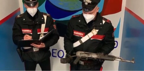 Descargar video: Modugno (BA) - Carabinieri trovano Kalashnikov, fucile e droga: 2 arresti (02.05.22)