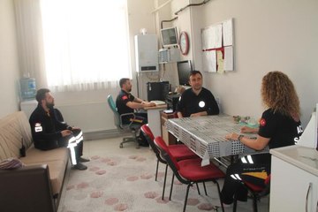 Sağlık çalışanları bayrama görevleri başında girdi