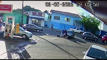 Vídeo mostra colisão entre carro e moto na Rua Ipanema, no Periolo