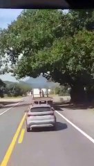 Homem é flagrado só de cueca em carroceria de caminhão