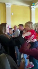 Angelina Jolie brinca com criança em visita à Ucrânia