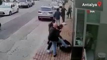 Cadde ortasında kadına şiddet kamerada! Çevredekiler yardımına koştu
