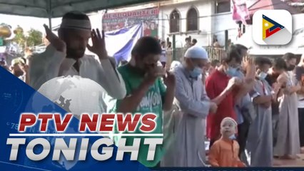 Muslim faithful pray at grand mosque in Quiapo, Manila for celebration of Eid'l Fitr