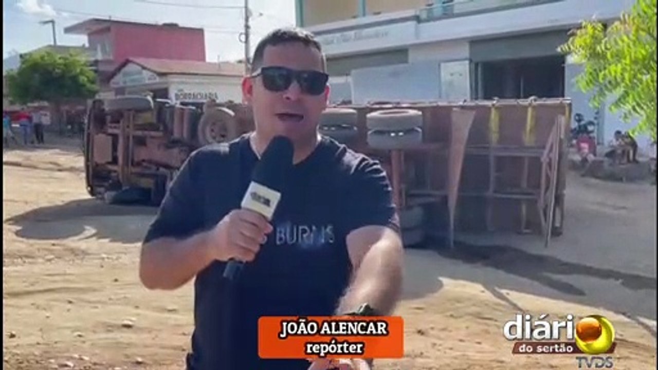 Caminhão carregado de mangas tomba na BR-230 em Pombal e duas pessoas são levadas ao hospital