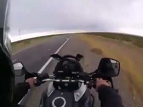 Un biker prévient un autre motard que sa moto est en feu