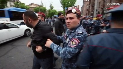 شاهد: الشرطة تعتقل متظاهرين في يريفان وتفتح الطرق المغلقة