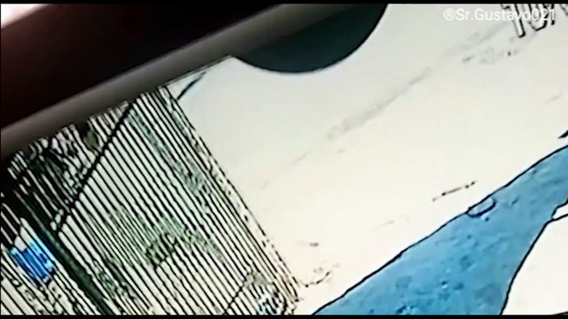 Câmera flagra colisão entre carro e moto no São Cristóvão