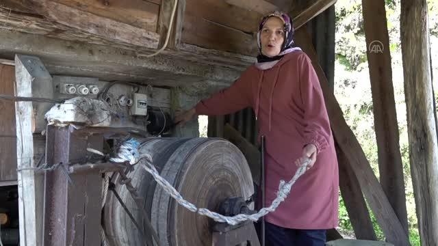 Ev ve arazilerine ilkel teleferikle ulaşıyorlar