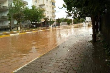 Adıyaman'da 10 dakikalık dolu ve yağmur, hayatı felç etti