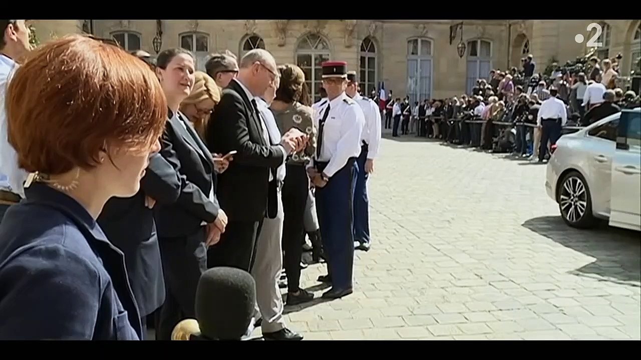Extrait du documentaire Cent Jours sur France 2 qui revient sur les premières semaines d'une présidence. Edouard Philippe y confie notamment ses débuts en tant que Premier ministre.