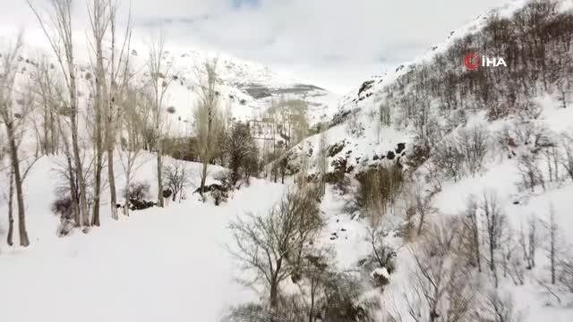 Bayburt - Trabzon arasındaki yaylalarda kar yağışı etkili oldu