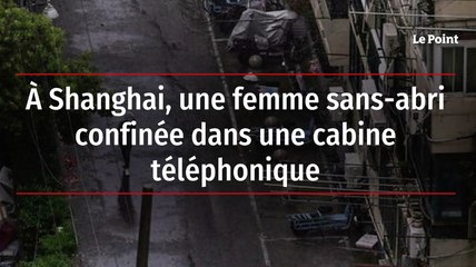 À Shanghai, une femme sans-abri confinée dans une cabine téléphonique