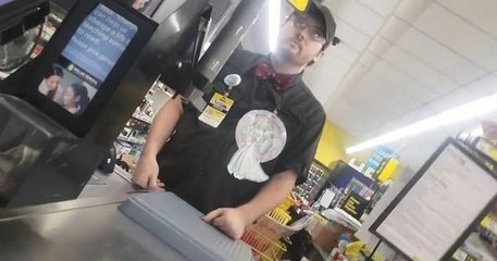 Ce papa prend la défense de ses filles humiliées par un caissier, après avoir acheté leurs premières protections hygiéniques