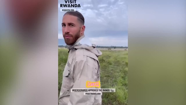 La escena de Ramos entre rinocerontes y fuera del coche en Ruanda