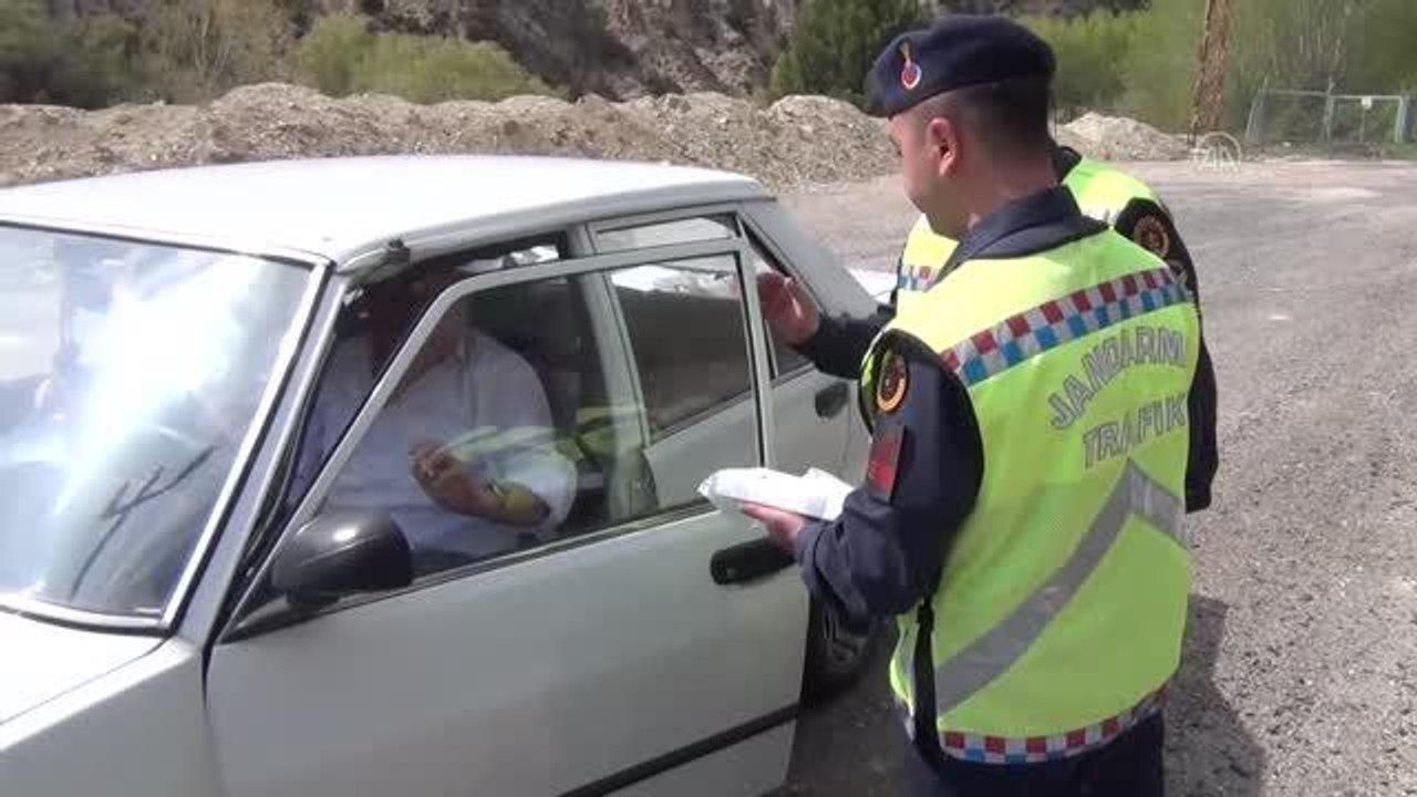 Beypazarı'nda denetim yapan jandarmadan sürücü ve yolculara lokum ikramı