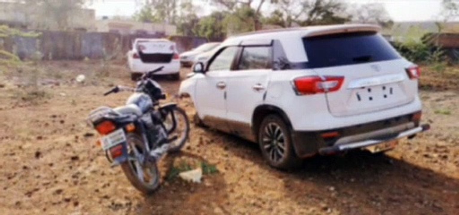 VIDEOबिना नम्बरी लग्जरी कार में लादकर ले जा रहे...