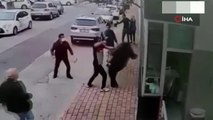 Sokak ortasında kadını darp eden adamı vatandaşlar tekme tokat dövdü