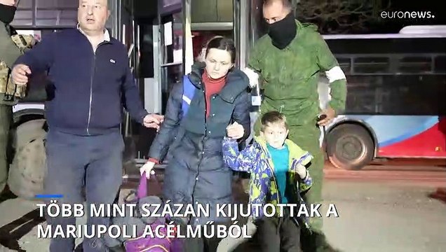 Több mint száz civil kijutott Mariupolból, de hétfőn az oroszok újra lőtték az acélművet