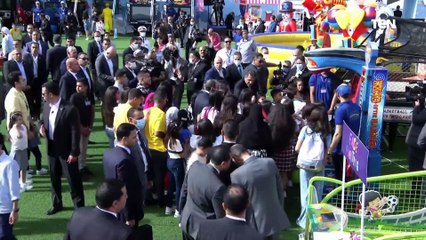 الرئيس السيسي يتجول مع الأطفال أبناء الشهداء فى منطقة الألعاب