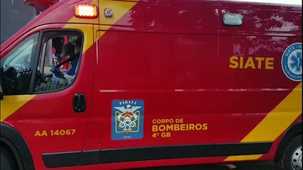 Motociclista e garupa ficam feridos após colisão com carro estacionado