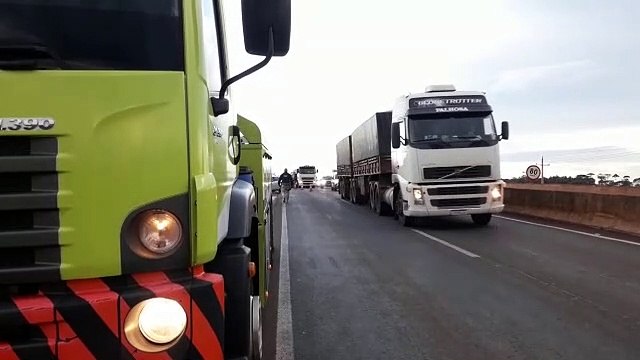 Forte colisão envolvendo três veículos é registrada no Trevo Cataratas