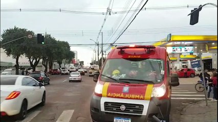 Mulher sofre contusão ao colidir bicicleta contra moto estacionada