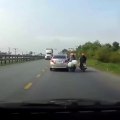 El abrumador video de una madre que salvó a su hijo antes de ser atropellado por un camión en la ruta