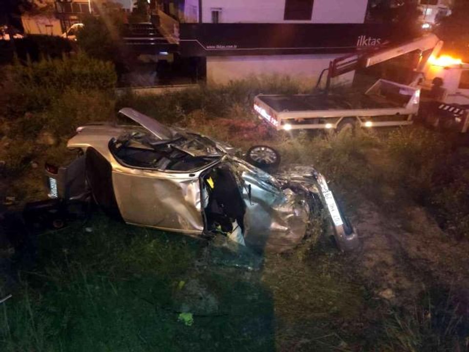 Son dakika 3. sayfa: Kuşadası'nda motosiklet ile otomobil kafa kafaya çarpıştı: 2'si ağır 3 yaralı