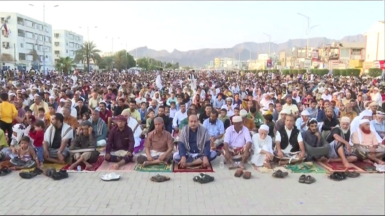 اليمنيون يحتفلون بعيد الفطر وسط أمنيات بتحسنٍ اقتصادي وأمني